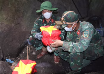 Xúc động đón các liệt sĩ từ hang sâu về nơi yên nghỉ ở Đà Nẵng