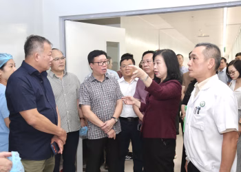 Bộ trưởng Bộ Y tế kiểm tra Bệnh viện Hữu nghị Việt Đức cơ sở Ninh Bình trước ngày khai trương