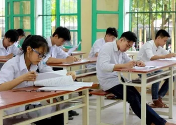 Áp lực thành tích nhìn từ những bất thường của mùa thi: Chuyên gia nói gì?