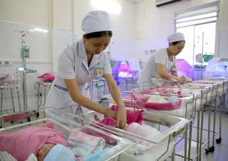 Đề xuất nhiều chính sách hỗ trợ cho gia đình sinh 2 bé gái