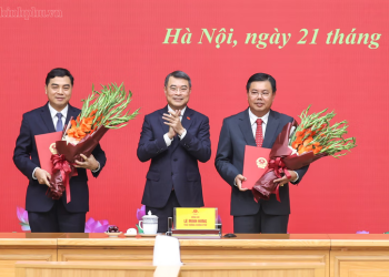 Thủ tướng trao Quyết định giao Quyền Bộ trưởng Bộ Nội vụ và bổ nhiệm Thứ trưởng Thường trực Bộ Dân tộc và Tôn giáo