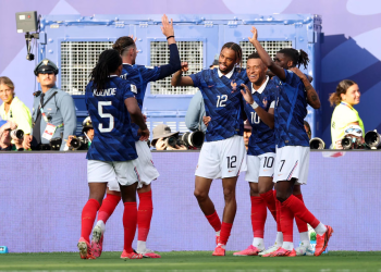 Mexico vẫn sạch lưới, Mbappe thiết lập kỷ lục