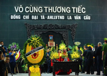Xúc động hình ảnh đồng đội, người dân nghẹn ngào tiễn biệt Anh hùng La Văn Cầu về với đất mẹ