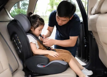 Không phải mọi trường hợp chở trẻ em trên ô tô đều bắt buộc dùng ghế an toàn