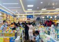 Phụ huynh chạy khắp nơi, “săn” đủ bộ sách cho con trước năm học mới