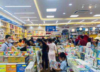 Phụ huynh chạy khắp nơi, “săn” đủ bộ sách cho con trước năm học mới