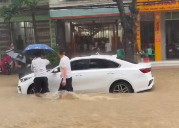 Mưa cực lớn gây ngập nhiều tuyến đường tại phường Lào Cai