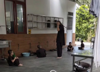 Khởi tố, bắt tạm giam kẻ đánh đập các cháu bé tại chùa Bầu
