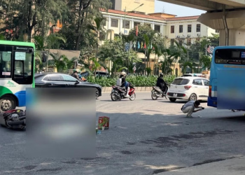 Va chạm giữa xe máy và xe buýt ở Hà Nội, một cháu bé tử vong