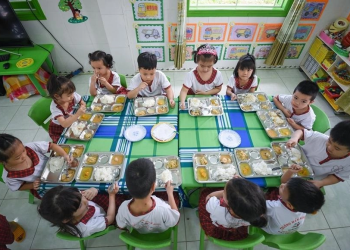Thủ tướng yêu cầu siết chặt an toàn thực phẩm trường học, công khai khay ăn để phụ huynh giám sát