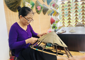 Nón lá sen xứ Huế: Đánh thức hồn sen trên vành nón