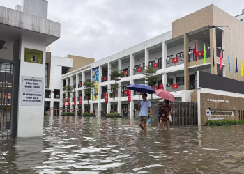 Nhiều trường ở Hà Nội chuyển học trực tuyến, lùi giờ vào học do mưa bão