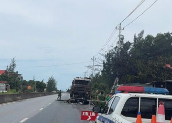 Xe khách chở gần 40 người bốc cháy trên Quốc lộ 1