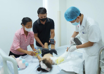 Cảnh báo tai nạn do áo chống nắng cuốn vào bánh xe máy