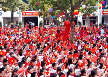 Chính phủ yêu cầu bảo đảm đủ giáo viên, “siết” lạm thu, dạy thêm trước năm học mới
