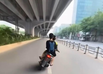 Điều tra, xử lý 2 thiếu niên điều khiển xe máy lạng lách trên đường phố Hà Nội