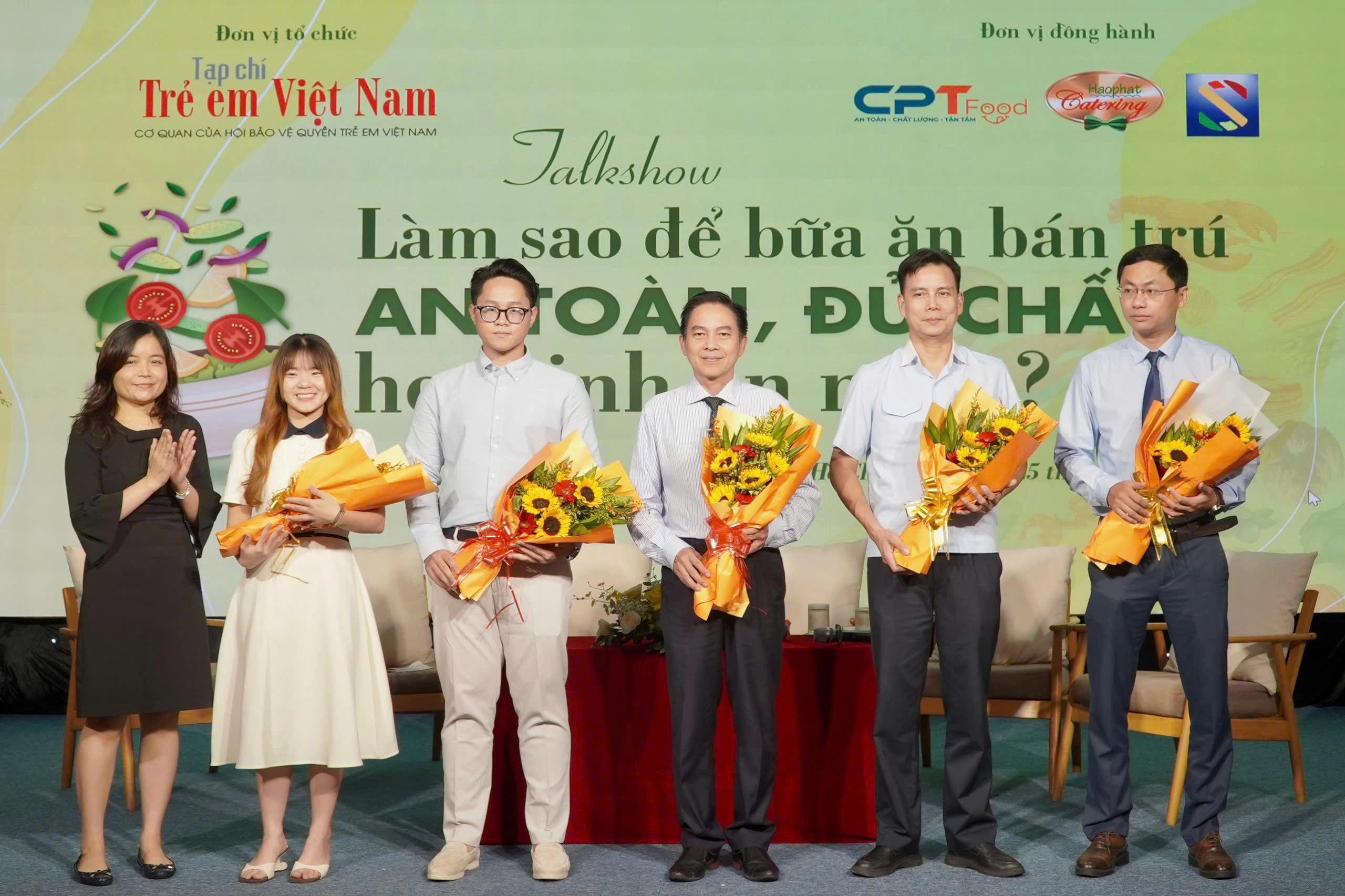 Đại diện Tạp chí Trẻ em Việt Nam tặng hoa cảm ơn các khách mời tham gia Talkshow 2aOboR14TsQnCH2cNGUU6j0IZ