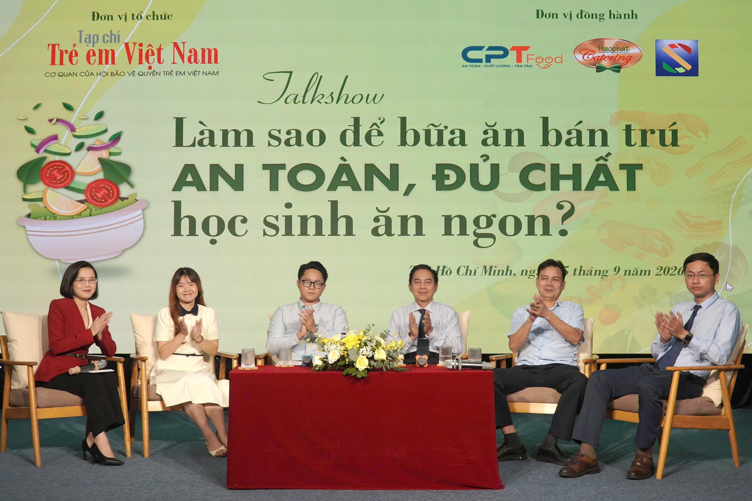 Khách mời chia sẻ tại Talkshow: Ông Nguyễn Kim Luyện, Phó Trưởng phòng Học sinh Sinh viên, Sở Giáo dục và Đào tạo TP. HCM; TS.BS Đặng Ngọc Hùng, Viện trưởng Viện Nghiên cứu và Tư vấn Dinh dưỡng (NERCI); Ông Chu Văn Vị, Phó Chủ tịch Công ty Sông Hồng Tân; Ông Bùi Công Duy Tân, CEO HĐTV Công ty TNHH Châu Phương Thảo; Bà Hồ Ánh Dương, Công ty CP Hảo Phát Catering. 2aOboR15BEgVwNgVNRwBR8PMY