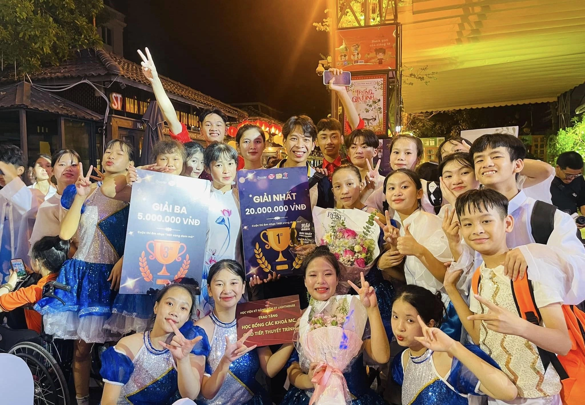 Không nghe được âm thanh, nhưng đội múa của Trung tâm Thụy An thường xuyên giành giải cao trong các cuộc thi. 487995208_1249377929913312_7498685038196656803_n