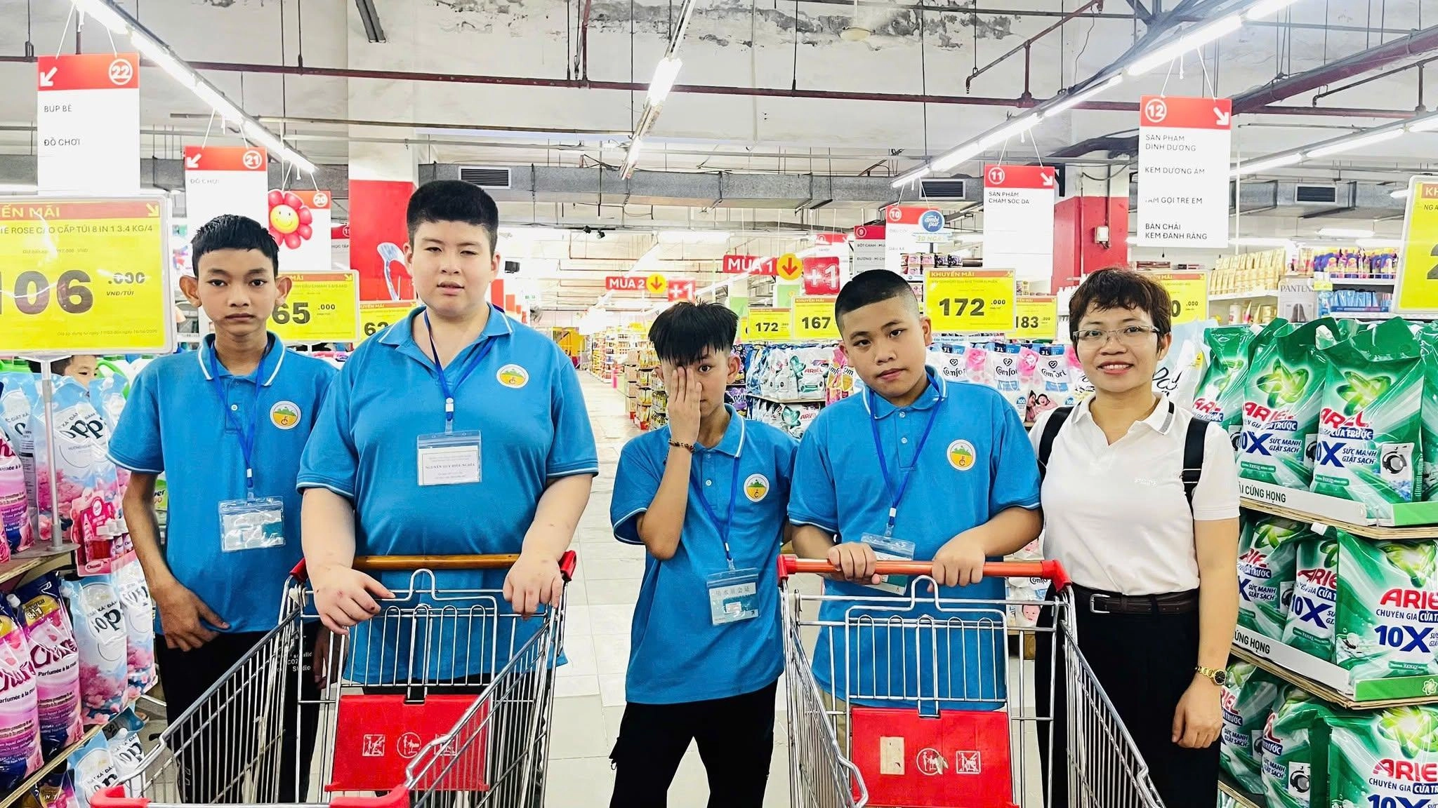 Cô Đỗ Thị Sáu hướng dẫn học sinh cách đi mua hàng ở siêu thị. 660806284_1556828105834958_1662480924814085539_n