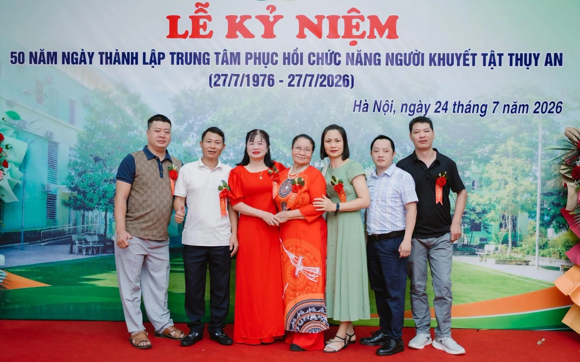 Bà giáo Nguyễn Thị Lợi và các cựu học sinh tại Lễ kỷ niệm 50 năm ngày thành lập Trung tâm Phục hồi chức năng người khuyết tật Thụy An. 760523107_1078847994567412_4138789654473148077_n