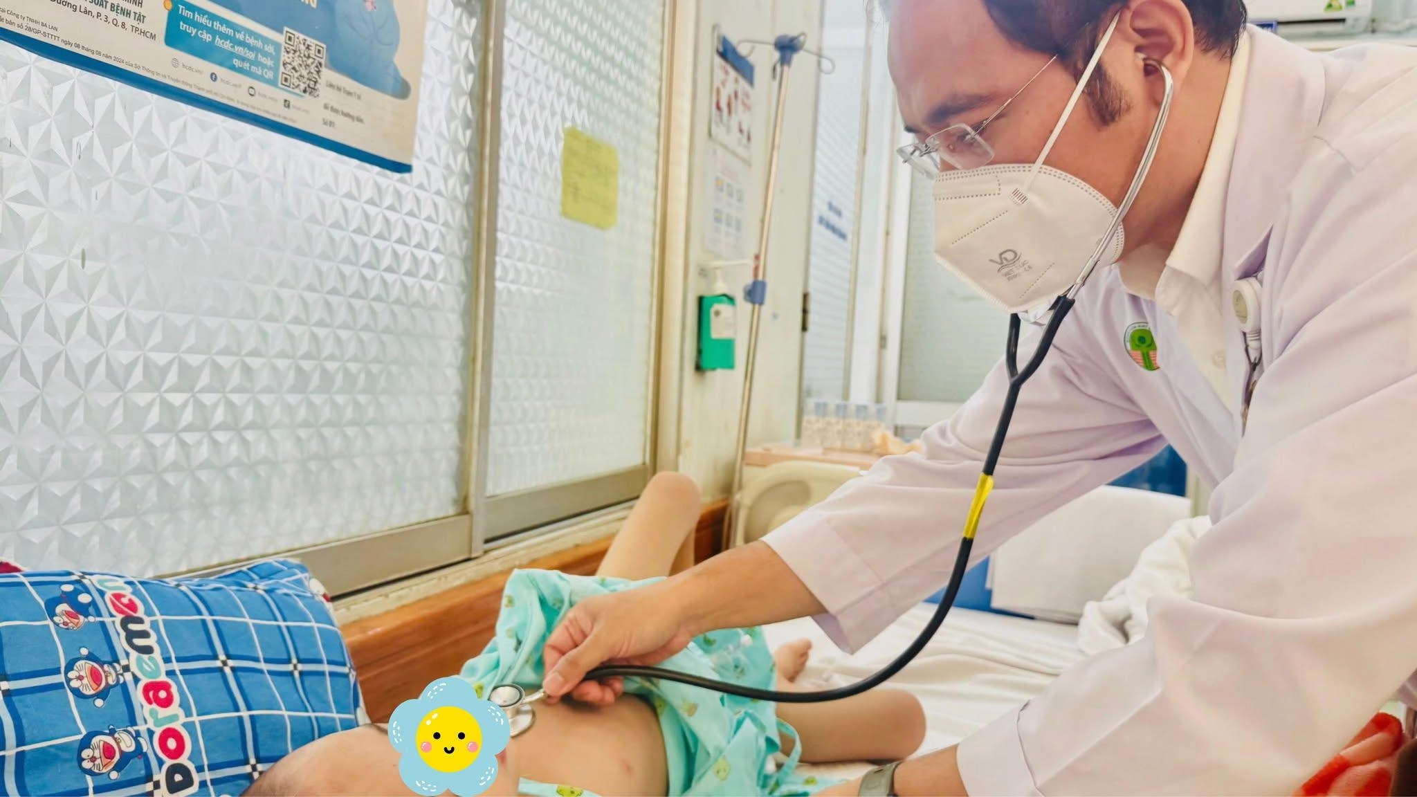Bác sĩ thăm khám cho bệnh nhi (ảnh BVCC) 825267940_1571894284102841_6992898974461029360_n
