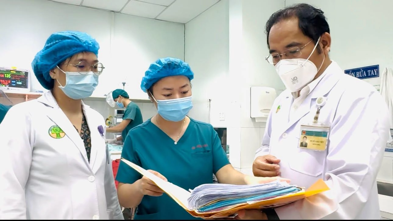 Các bác sĩ đánh giá tình trạng bệnh của bệnh nhi (ảnh BVCC) 825340520_1589169092103328_4445753506467616658_n