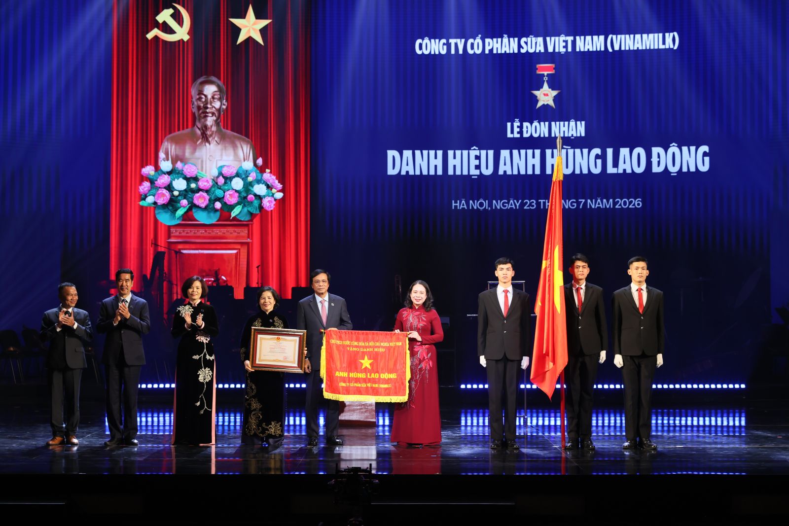 Phó Chủ tịch nước Võ Thị Ánh Xuân trao Danh hiệu Anh hùng Lao động lần thứ 2 cho Công ty Cổ phần Sữa Việt Nam. (Ảnh:VPCTN)