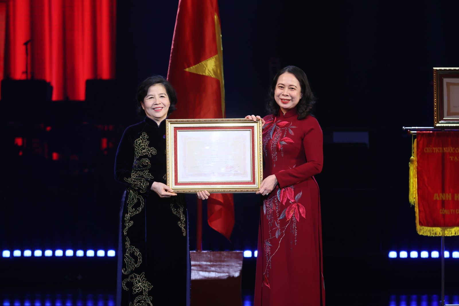 Phó Chủ tịch nước Võ Thị Ánh Xuân trao Huân chương Độc lập hạng Ba cho bà Mai Kiều Liên (Anh hùng Lao động, Thành viên Hội đồng quản trị, Tổng Giám đốc Vinamilk). (Ảnh: VPCTN)