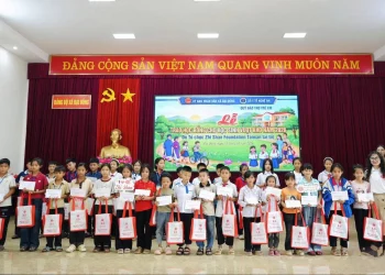 Nghệ An: Trao hơn 500 suất học bổng cho học sinh nghèo