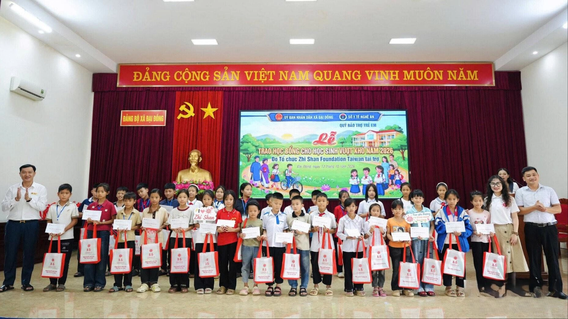 Các đại biểu trao học bổng cho học sinh có hoàn cảnh khó khăn tại xã Đại Đồng, tỉnh Nghệ An