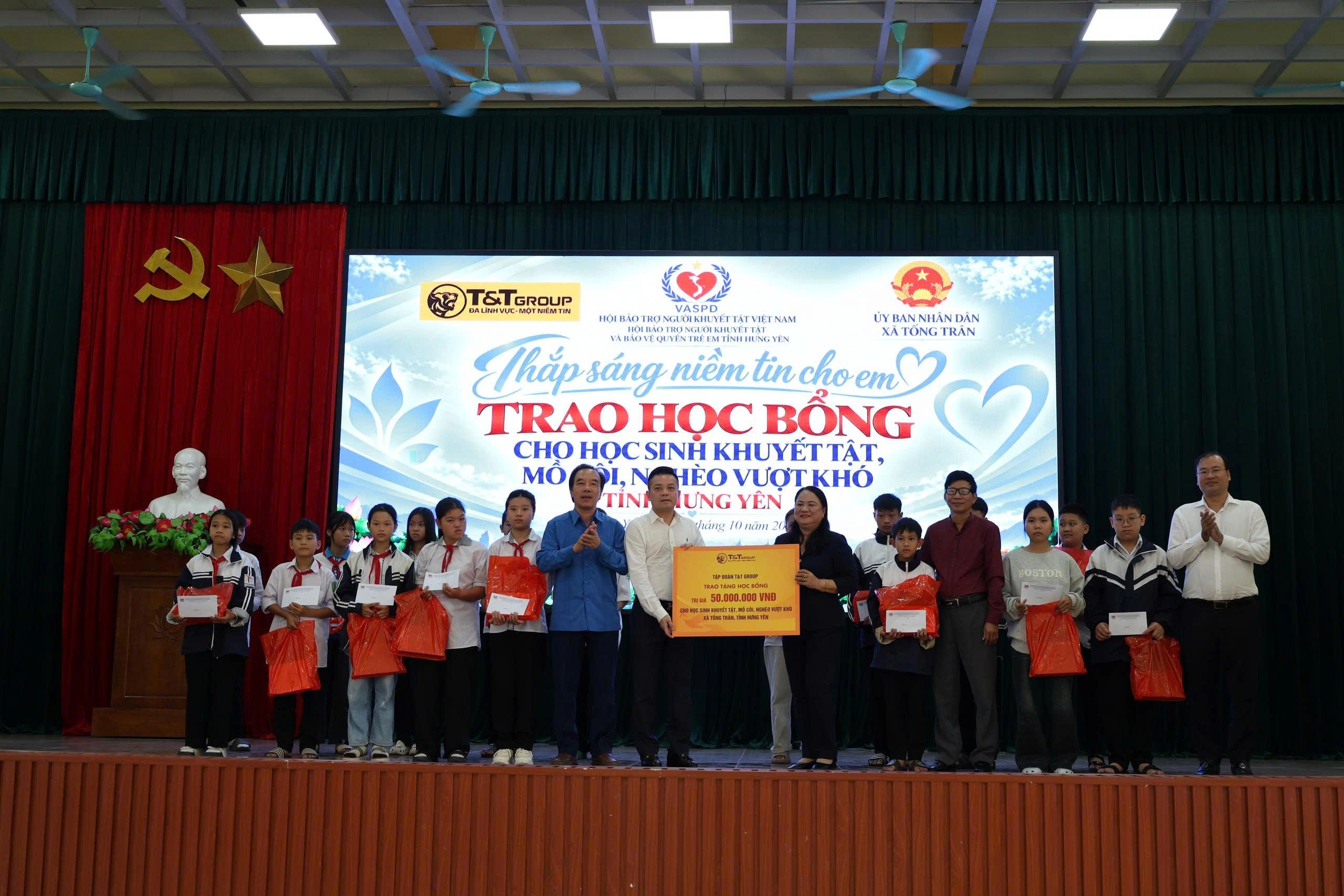Đại diện T&T Group cùng các đơn vị trao 50 suất học bổng cho học sinh có hoàn cảnh khó khăn tại xã Tống Trân (tỉnh Hưng Yên). Ảnh: Anh Chiến Ảnh 1_Đại diện T&T Group cùng các đơn vị trao 50 suất học bổng cho học sinh có hoàn cảnh khó khăn tại xã Tống Trân (tỉnh Hưng Yên)