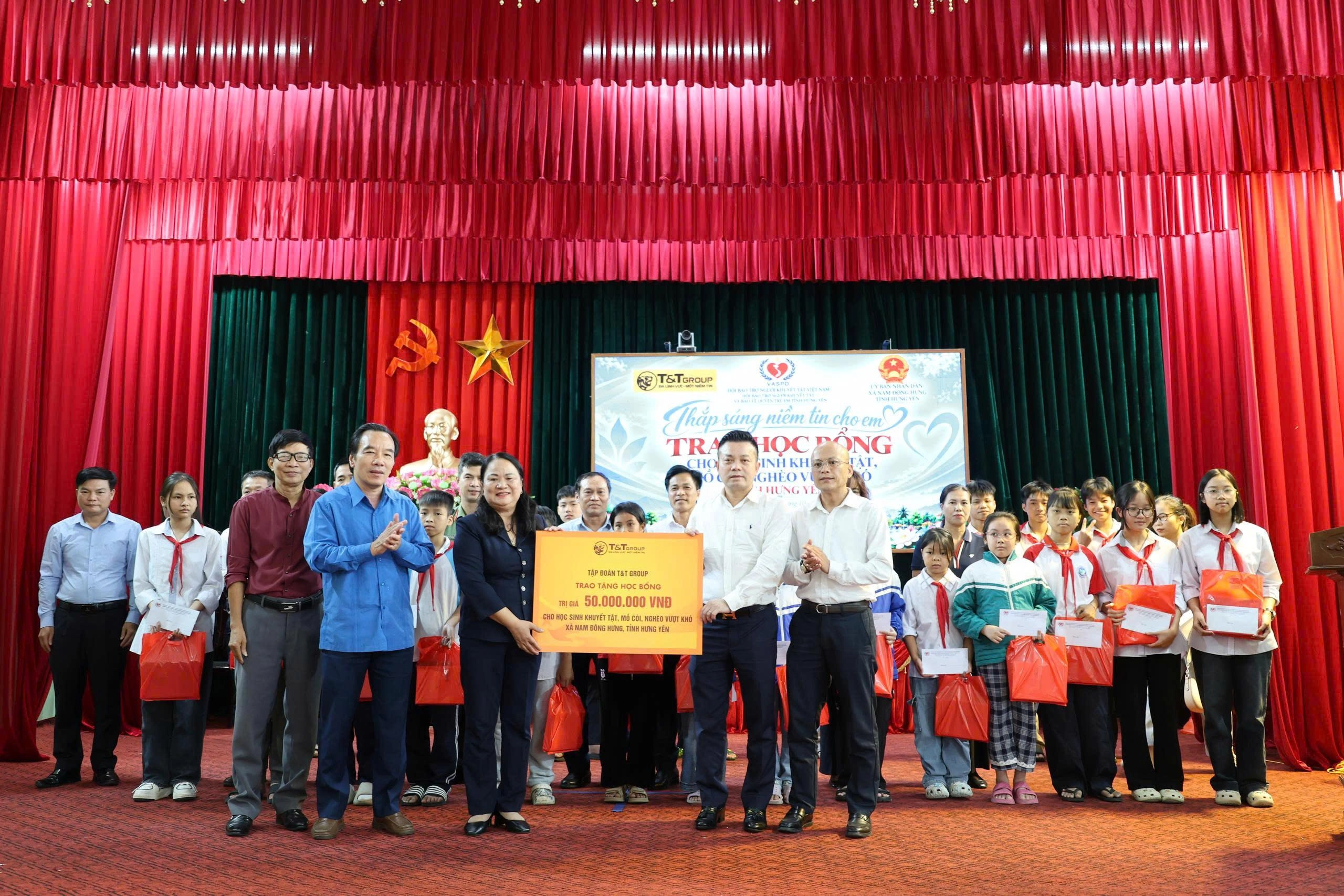 Các suất học bổng trong chương trình “Thắp sáng niềm tin cho em” được trao tới học sinh tại xã Nam Đông Hưng (tỉnh Hưng Yên). Ảnh: Anh Chiến Ảnh 2_Các suất học bổng trong chương trình “Thắp sáng niềm tin cho em” được trao tới học sinh tại xã Nam Đông Hưng (tỉnh Hưng Yên)
