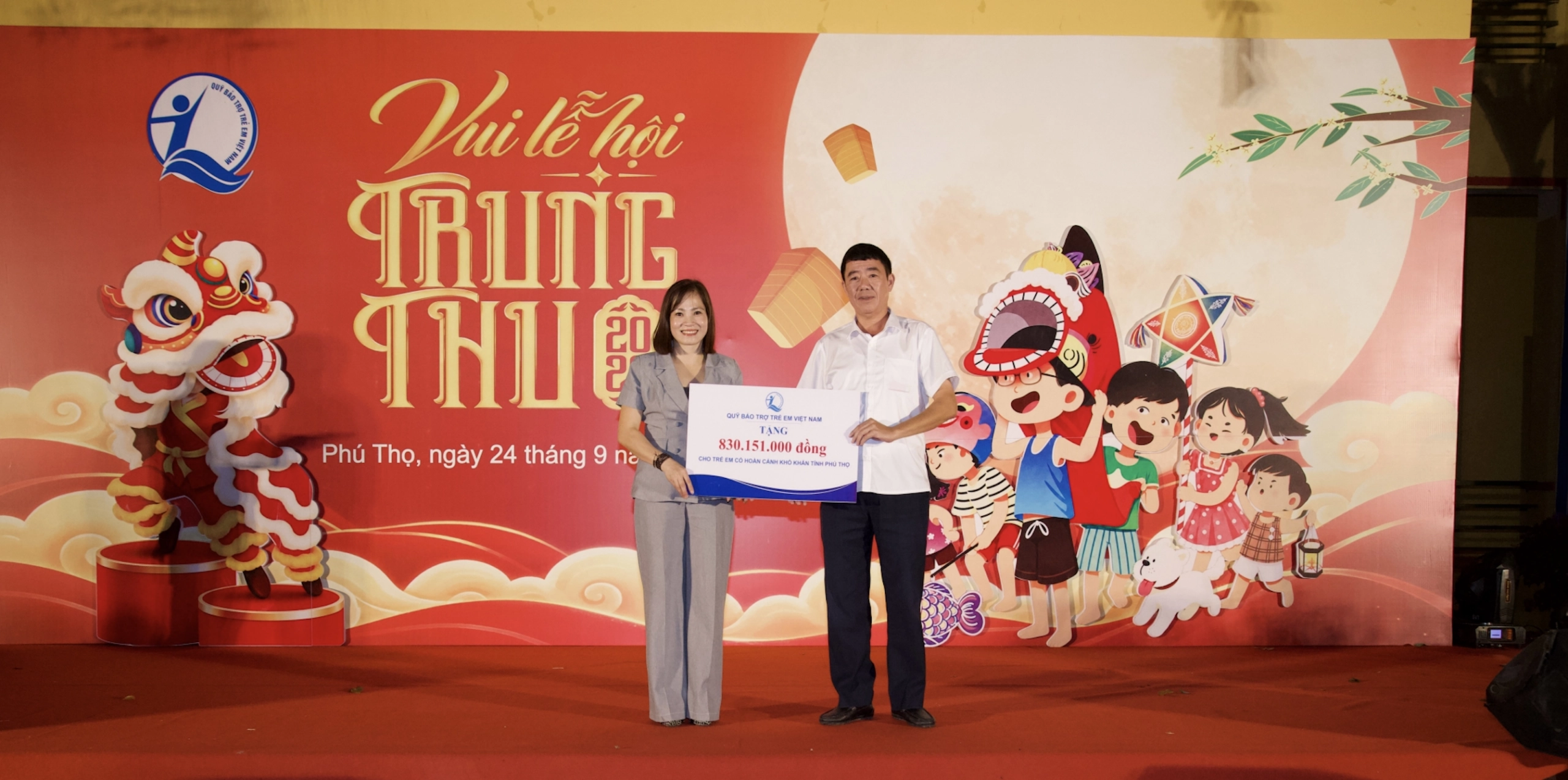 Bà Nguyễn Thị Hiền - Phó Giám đốc Quỹ BTTEVN trao biển tượng trưng hỗ trợ cho trẻ em có hoàn cảnh khó khăn tỉnh Phú Thọ. Ảnh màn hình 2026-09-