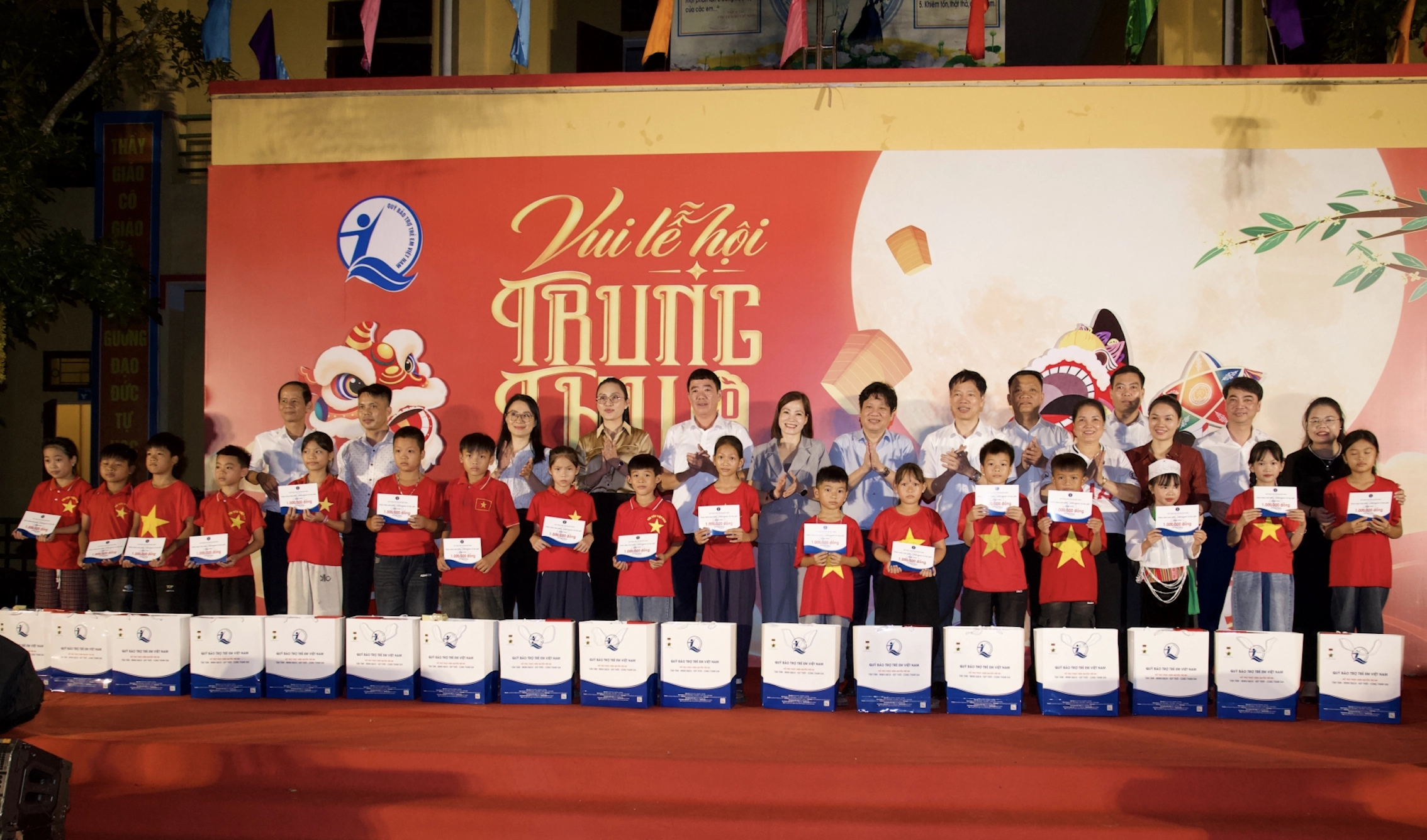 Ban Tổ chức trao quà và học bổng cho trẻ em Phú Thọ. Ảnh màn hình 2026-09-25 lúc 16.15.06