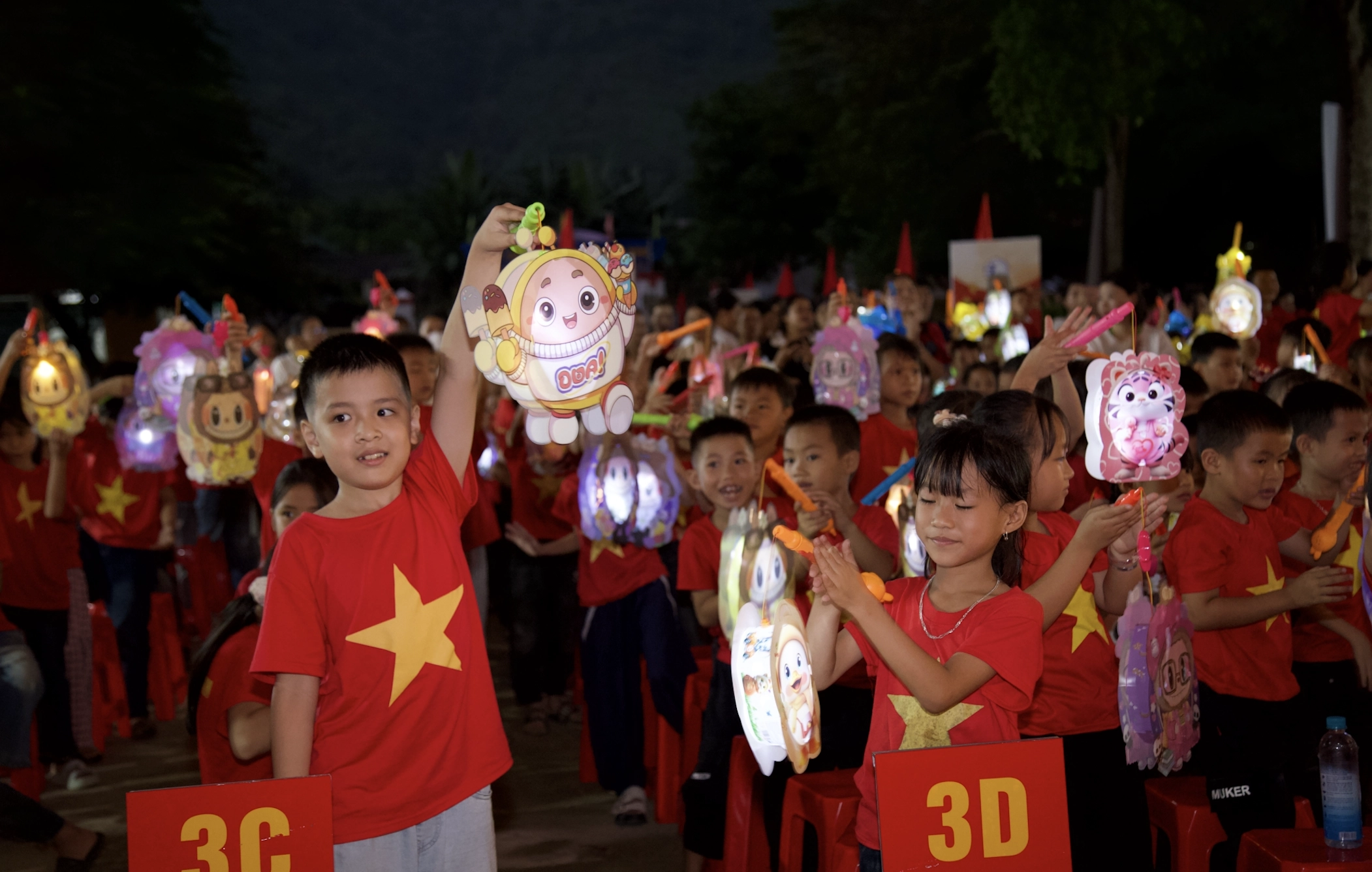 Niềm vui của trẻ khi được nhận quà. Ảnh màn hình 2026-09-25 lúc 16.16.28