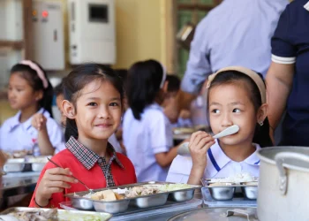 Ăn nhiều thịt, uống nhiều canxi có giúp trẻ phát triển chiều cao tối ưu?