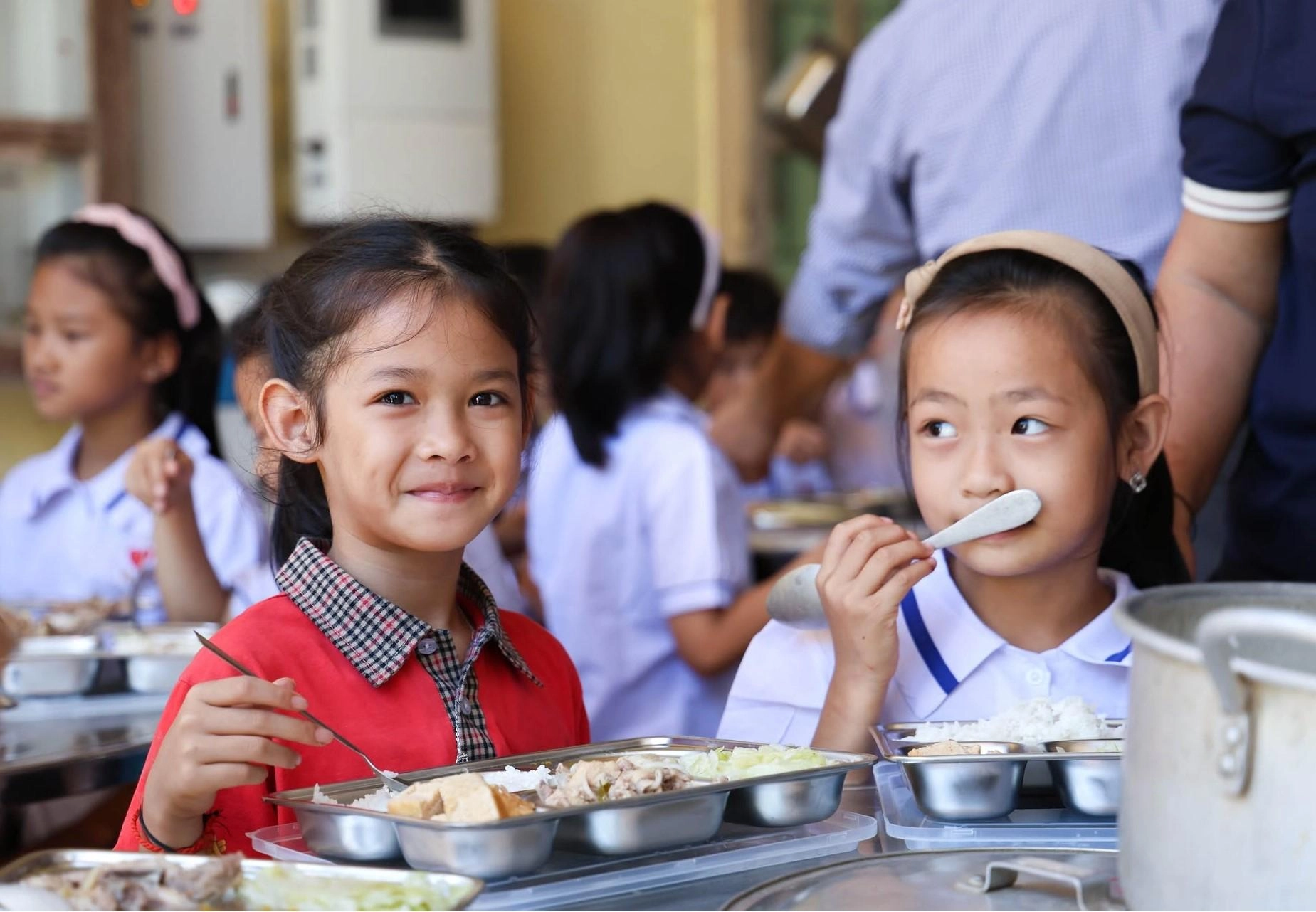 Các em nhỏ Trường PTDTBT Tiểu học Mỹ Lý 1 xã Mỹ Lý, tỉnh Nghệ An trong bữa ăn bán trú. ẢNH - Trường PTDTBT Tiểu học Mỹ Lý 1 - xã Mỹ Lý - Nghệ An