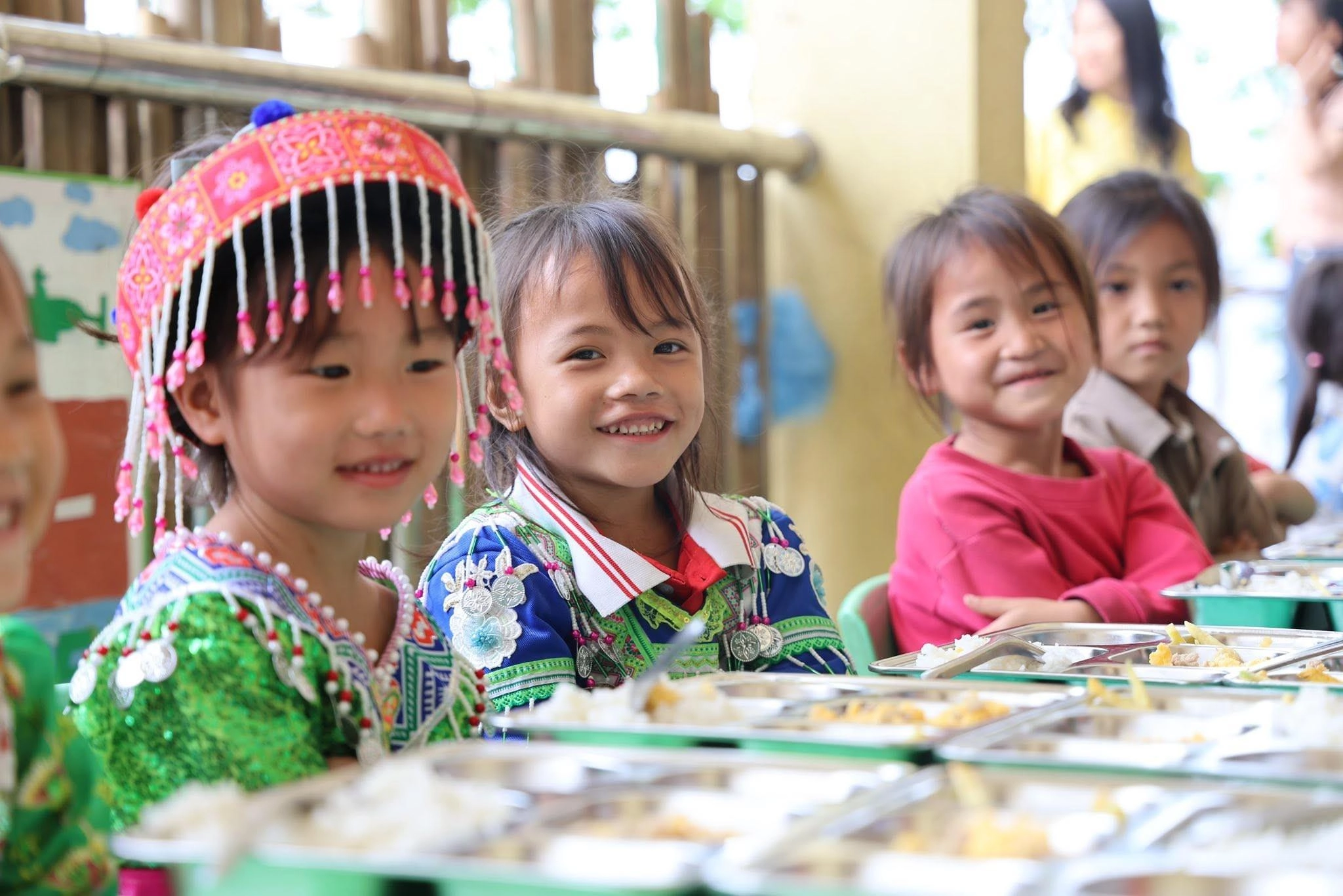 Bữa ăn bán trú của các em nhỏ xã Bảo Lâm, tỉnh Cao Bằng - được bảo trợ trong dự án “Cùng em khôn lớn” của Quỹ Vì tầm vóc Việt. BÁN TRÚ CB