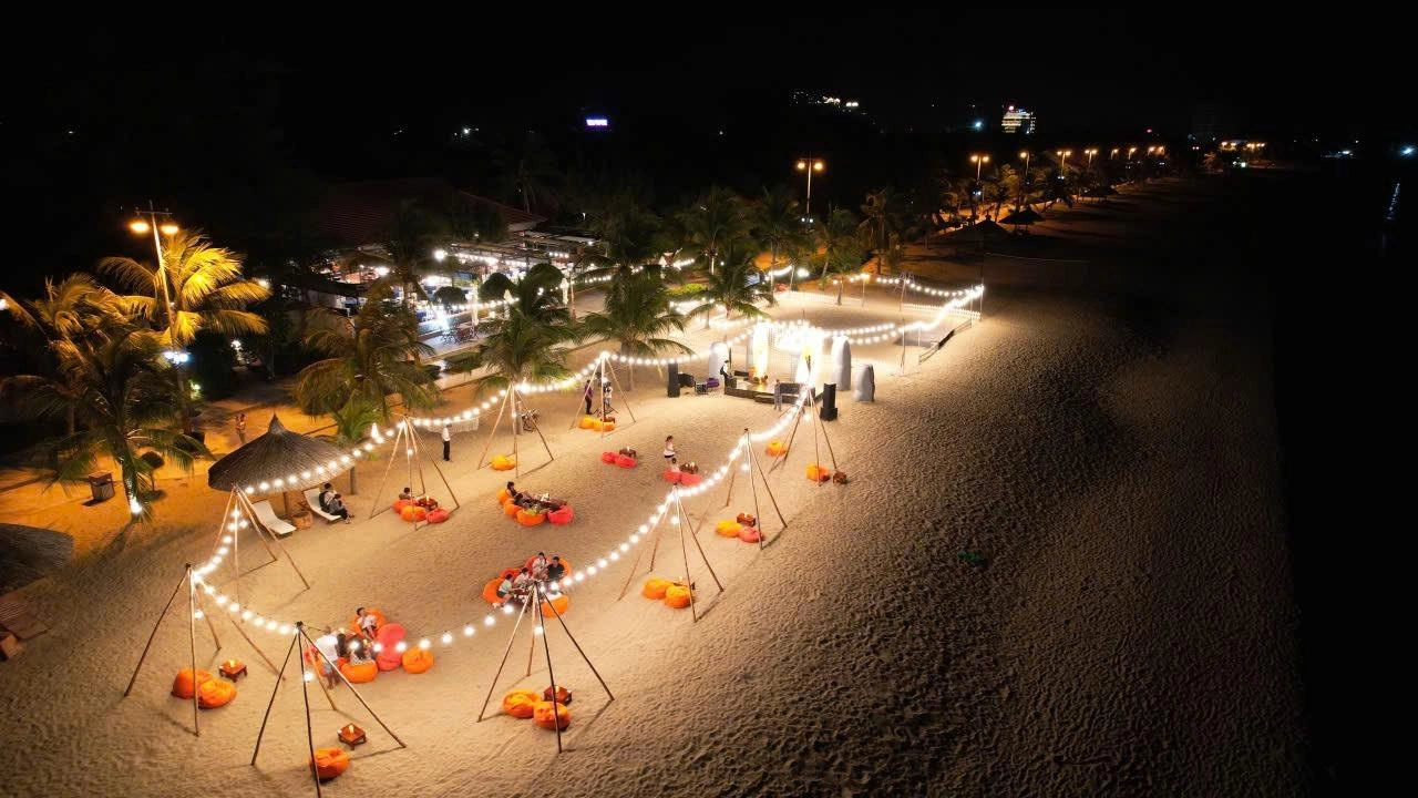 Sunset Beach Bar - điểm hẹn khó thể bỏ qua khi lưu trú tại TTC Resort - Ninh Thuận. Beach bar