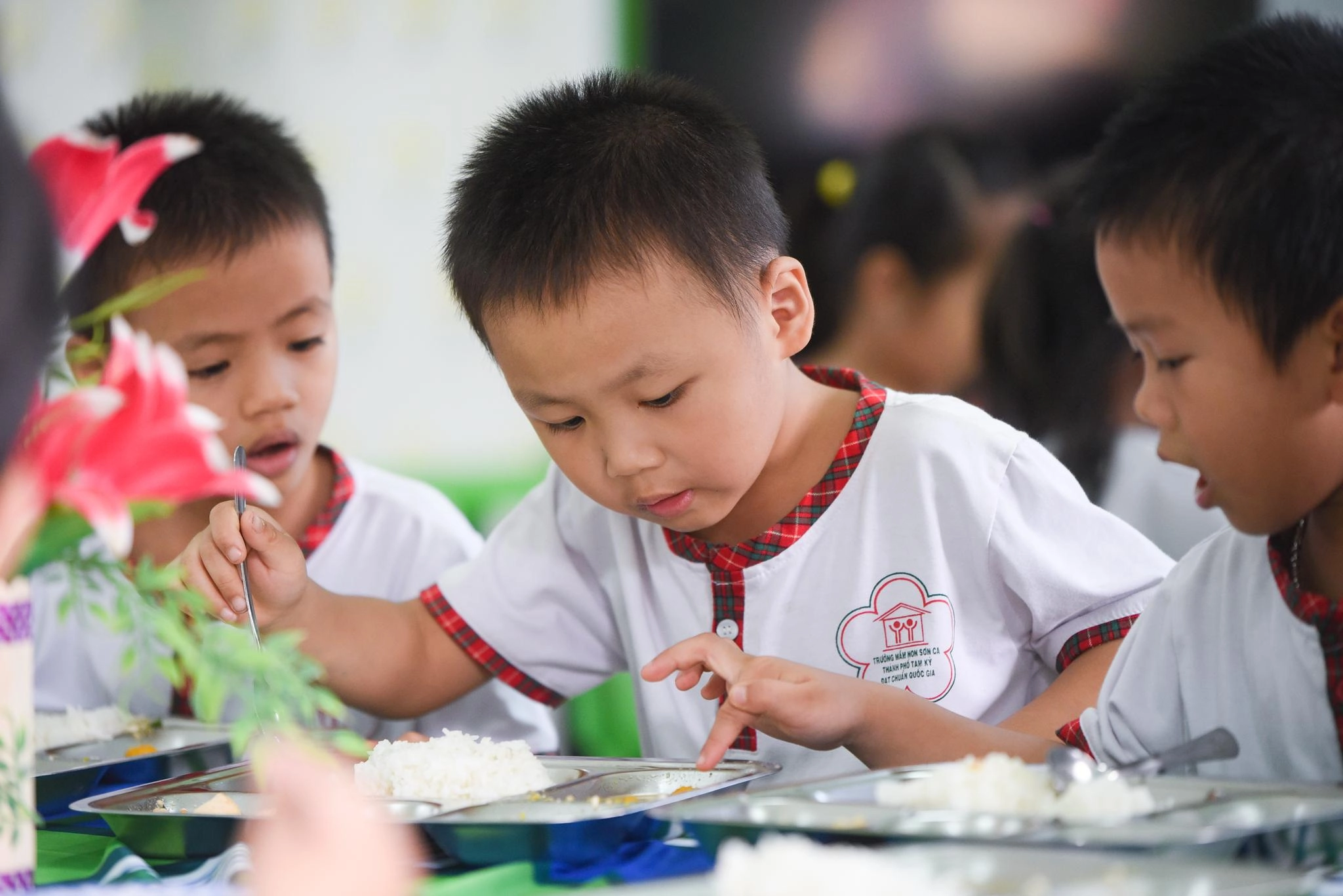 Các bé thích thú với bữa ăn tại trường (1)