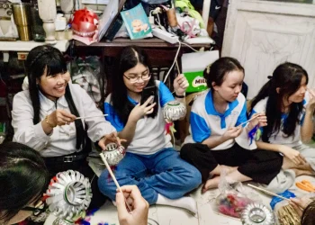 Trung thu ấm áp cho các em nhỏ vùng cao từ gần 600 chiếc lồng đèn tái chế
