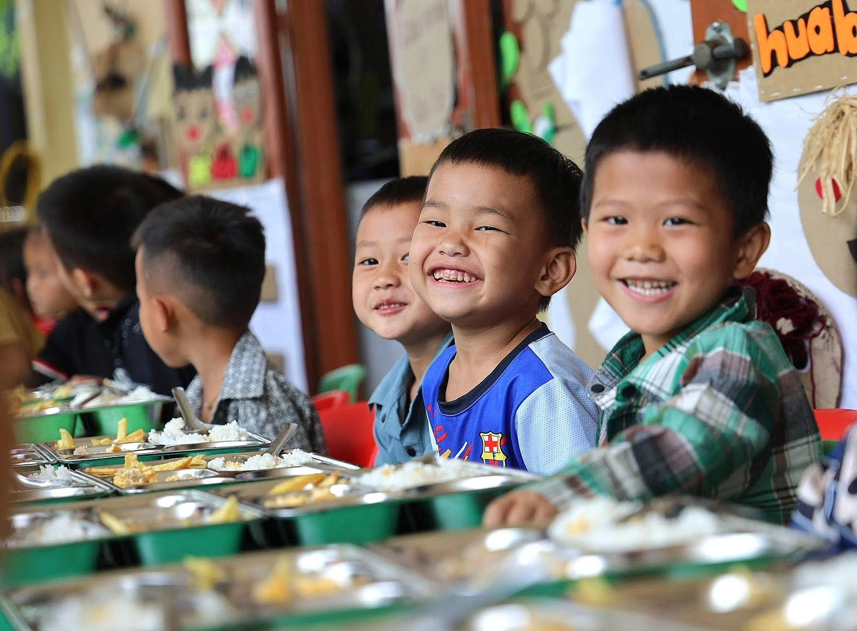 Bữa ăn bán trú của các em nhỏ xã Bảo Lâm, tỉnh Cao Bằng - được bảo trợ trong dự án “Cùng em khôn lớn” của Quỹ Vì tầm vóc Việt. CÙNG EM KHÔN LỚN