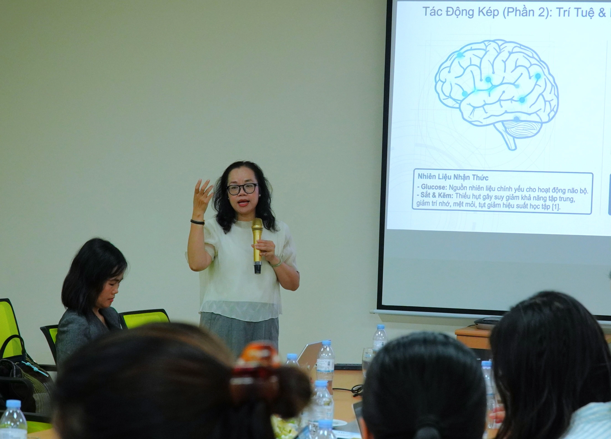 TS.BS Bùi Thị Mai Hương - Phó Giám đốc Trung tâm Dịch vụ Khoa học kỹ thuật dinh dưỡng - Thực phẩm, Viện Dinh dưỡng Quốc gia trình bày tại tọa đàm. DSC00262