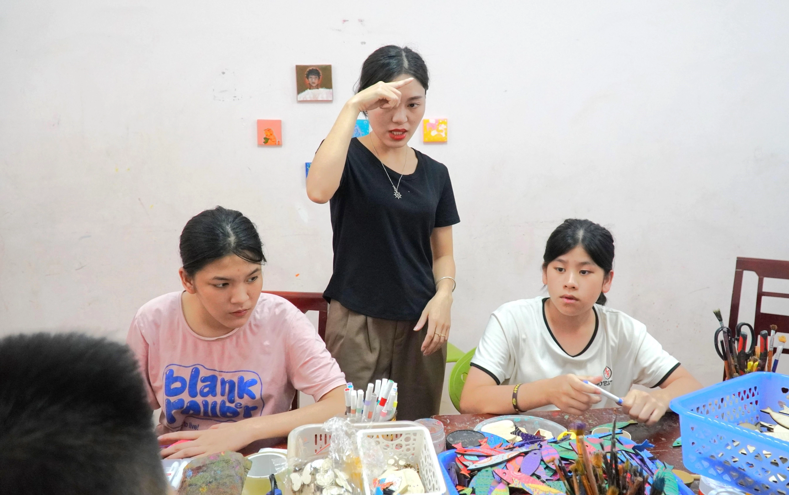 Cô Ánh cũng dạy vẽ cho học sinh bằng ngôn ngữ ký hiệu. DSC09464