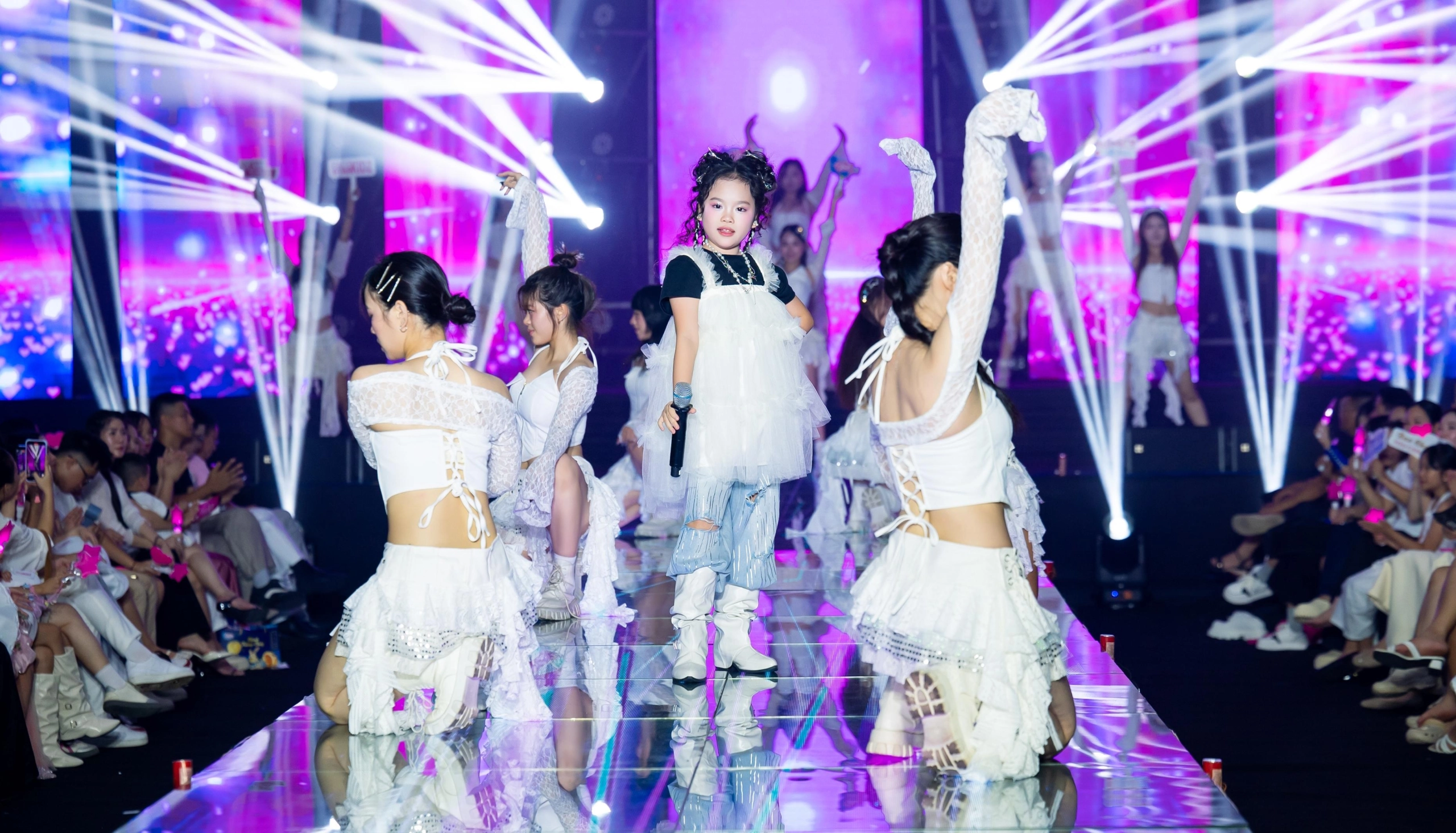 Ở lứa tuổi còn nhỏ, việc được đứng trước đám đông, trình bày một tiết mục hay phối hợp cùng các bạn có thể trở thành những trải nghiệm quan trọng. Qua đó, trẻ học cách vượt qua sự e ngại, kiểm soát cảm xúc, lắng nghe người khác và chịu trách nhiệm với phần việc của mình. FACESTAR KIDZ- DEMOz-51