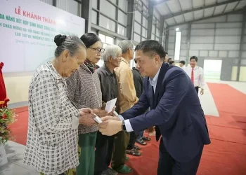 Ông Bùi Ngọc Dương - Bí thư Đảng ủy, Chủ tịch HĐQT BSR tặng quà cho các hộ gia đình chính sách tại thị xã Quảng Trị. (Ảnh BSR)