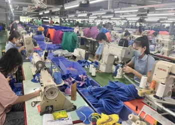 Công nhân Bình Thuận trong xưởng sản xuất giày trong Khu công nghiệp Hàm Kiệm II. Ảnh: Duy Tuấn