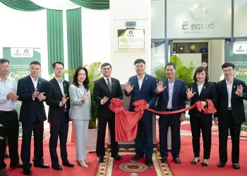 Ban lãnh đạo PVCFC thực hiện nghi thức khai trương văn phòng đại diện tại Campuchia (Ảnh PVCFC)