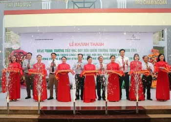 Lãnh đạo huyện Duy Xuyên và lãnh đạo BSR cắt băng khánh thành Trường Tiểu học Duy Sơn (Điểm trường Phú Nham Tây) (Ảnh BSR)